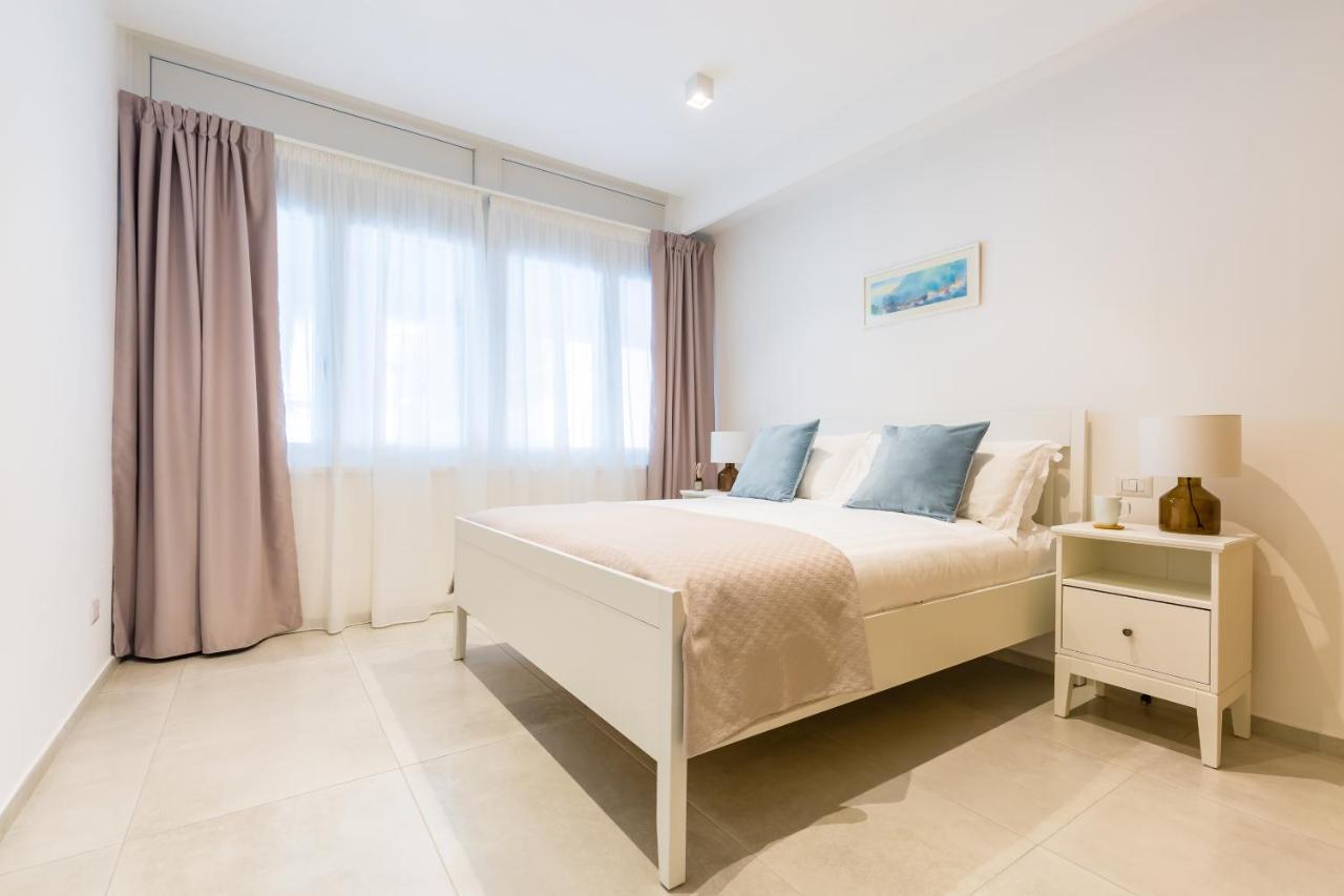 Starhost - Mazzini Apartments Salerno Buitenkant foto